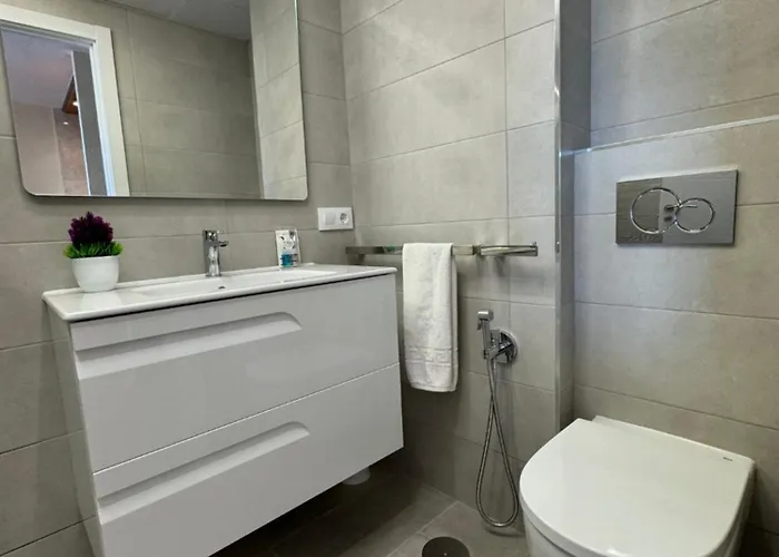 5b Mar 2 1 Apartment *